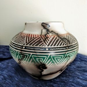Native American Navajo Etched Horse Hair Pottery